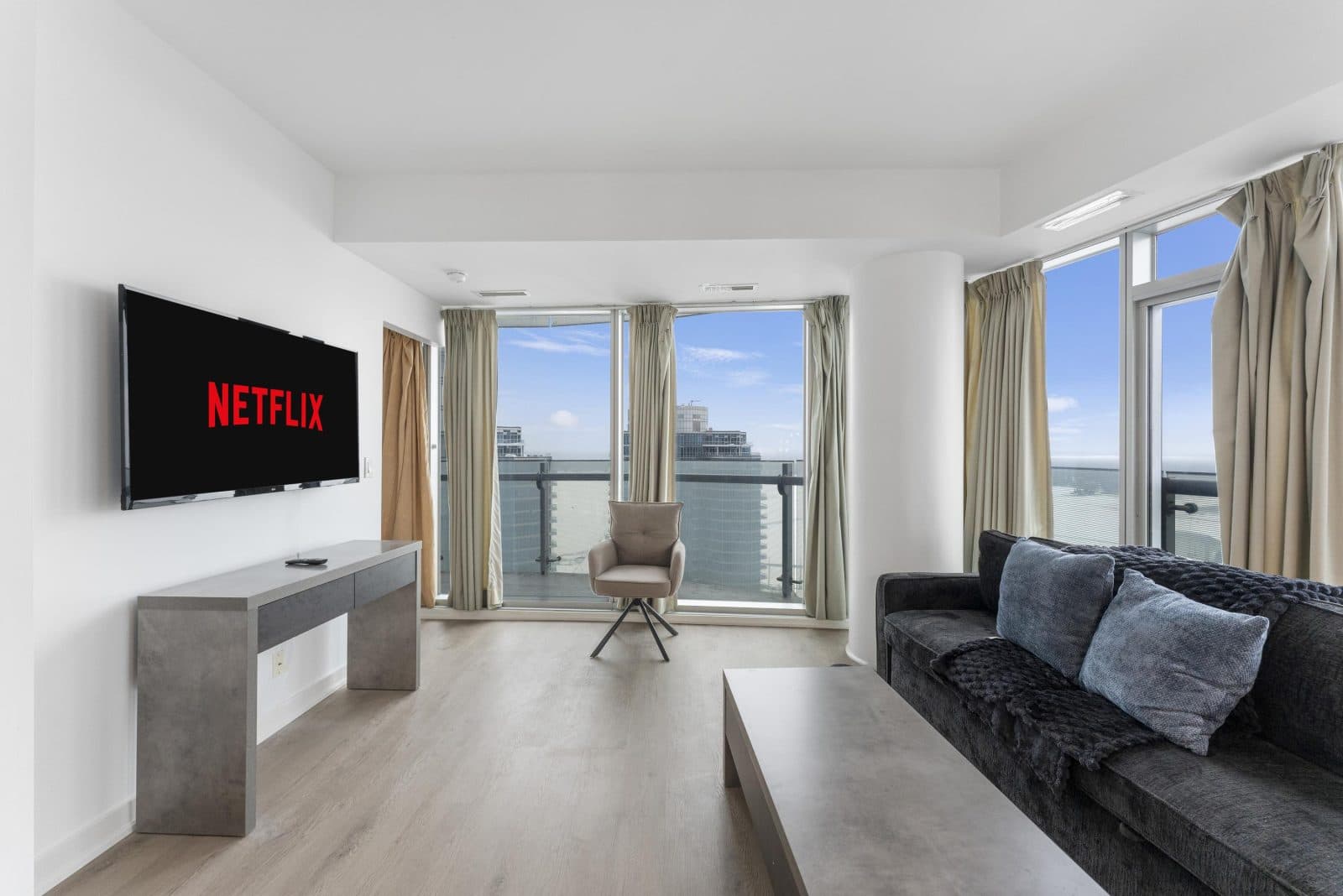 York — furnished suites in CN Tower, Toronto
